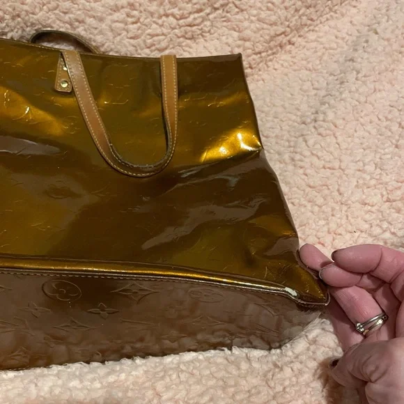 LOUIS VUITTON TOTE.. BRONZE VERNIS DESIGN. GREAT BAG Stored in a dust bag. - Picture 6 of 11